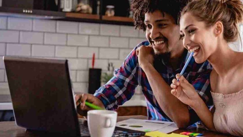 couple budgeting wedding payment plan