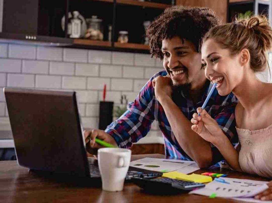 couple budgeting wedding payment plan