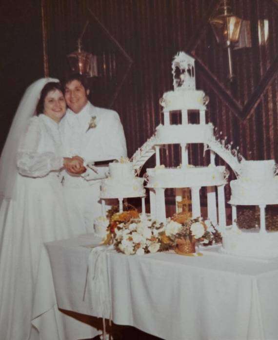 1976 wedding cake cutting